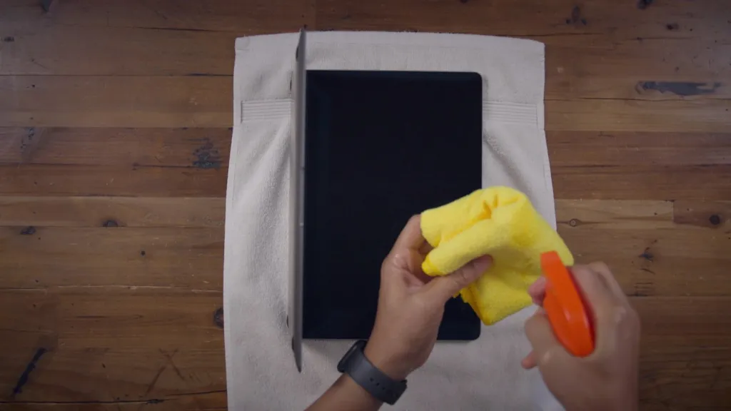 مراحل تمیز کردن مک بوک