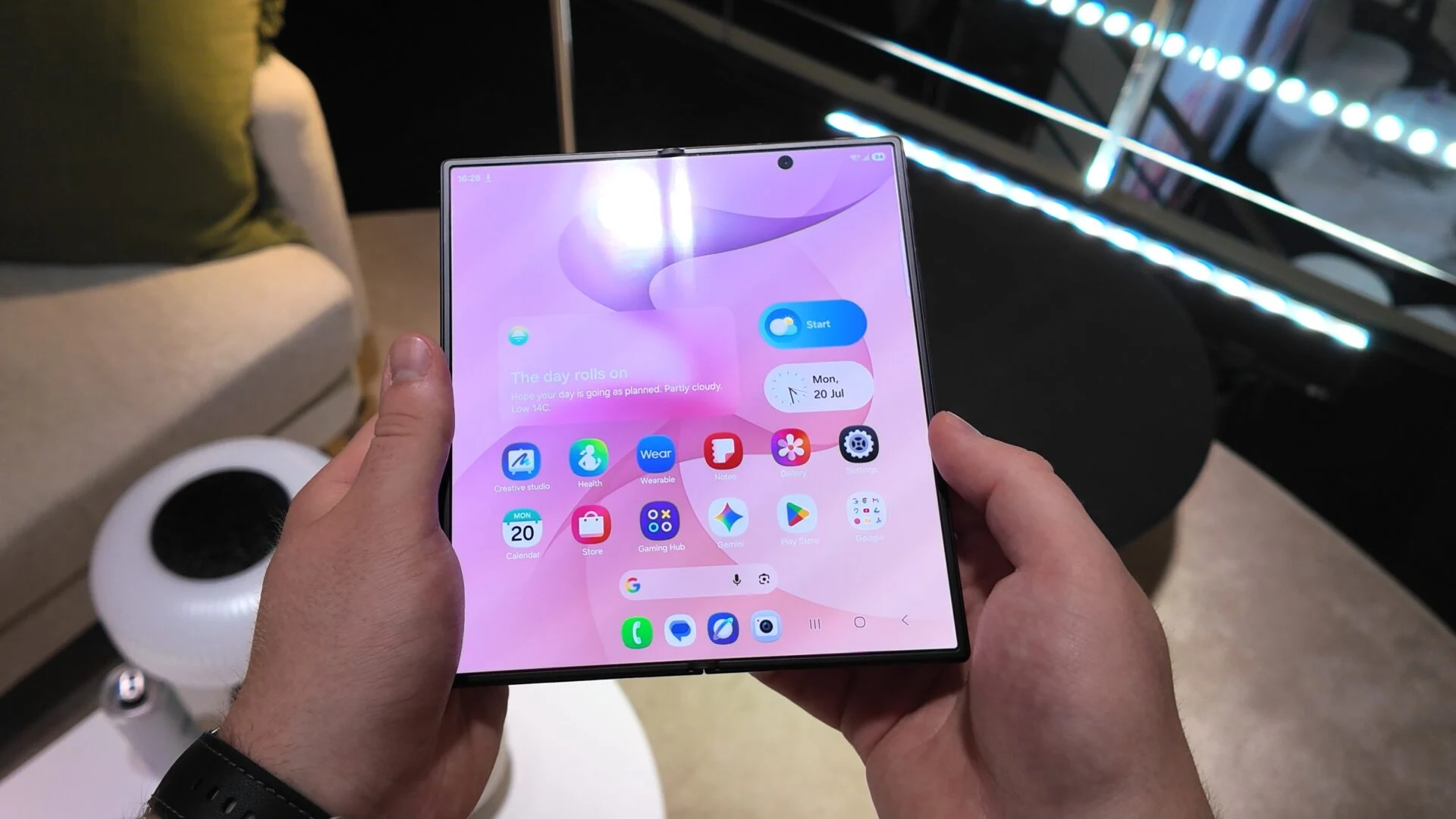 نمایشگر گلکسی Z Fold 8