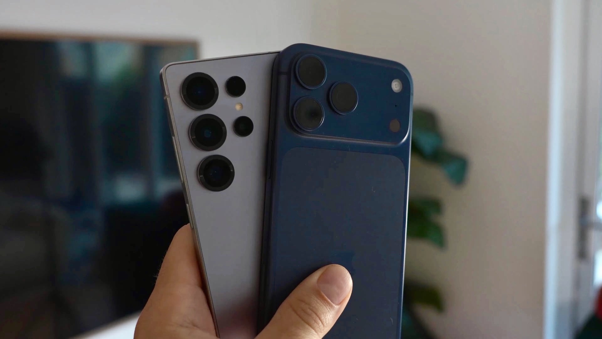 Apple iPhone 17 Pro Max vs Samsung Galaxy S25 Ultra Camera Design